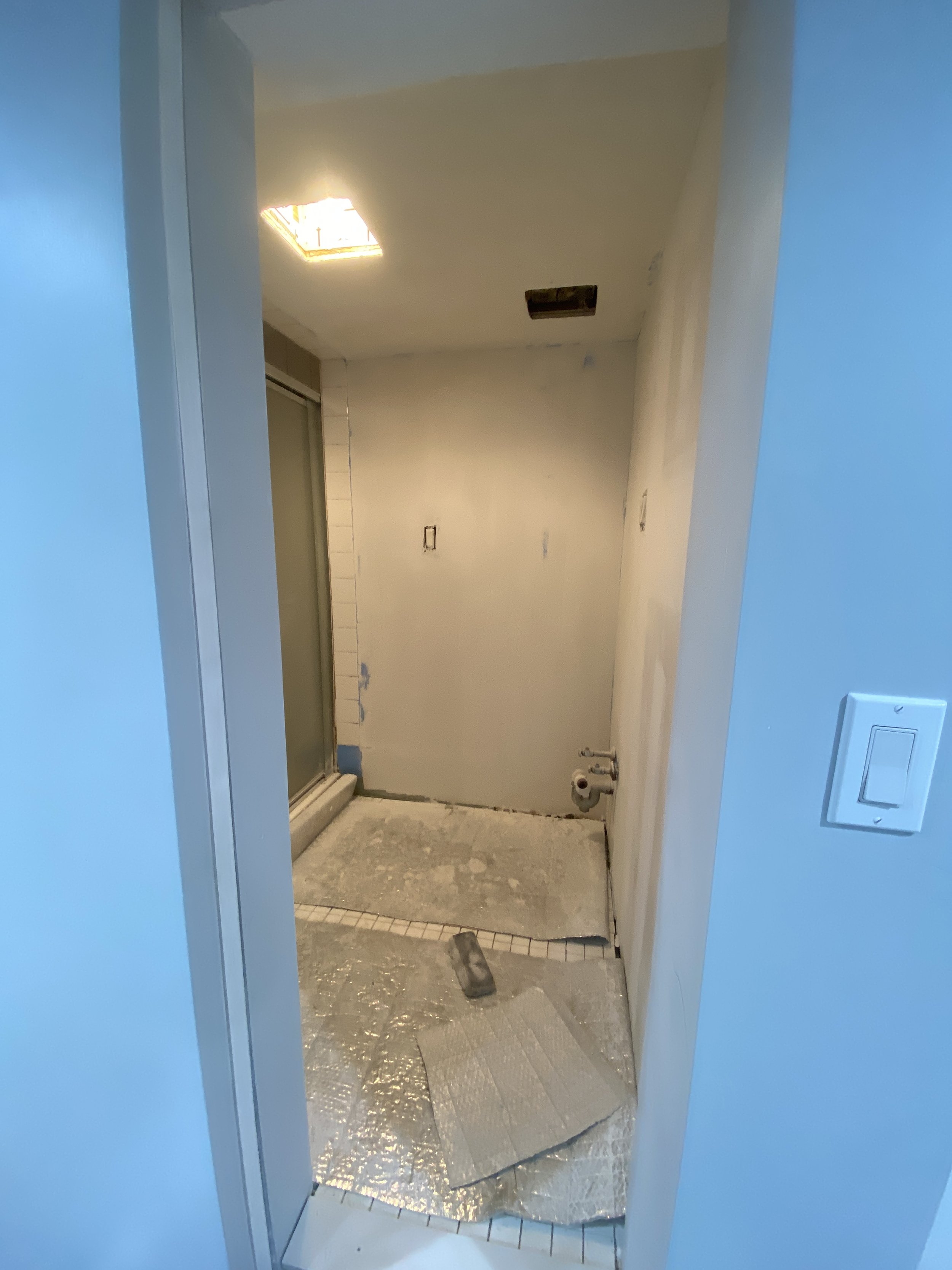 Drywall hanging and mudding in a bathroom by Jose Does It.